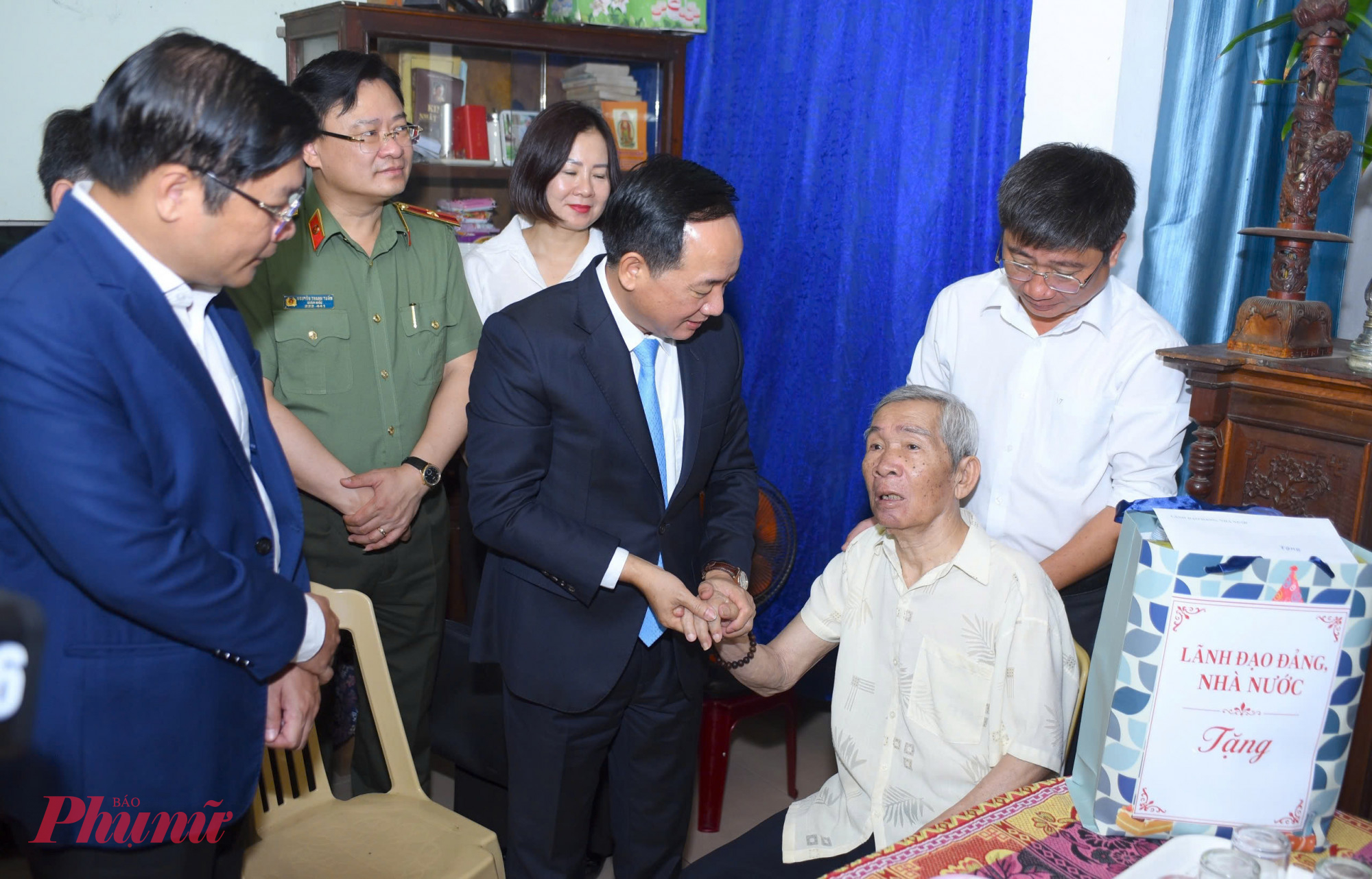 đoàn đã đến thăm hai gia đình chính sách tại phường Vỹ Dạ, gồm bà Phan Thị Tịnh (vợ liệt sĩ) và ông Lê Thoàn 