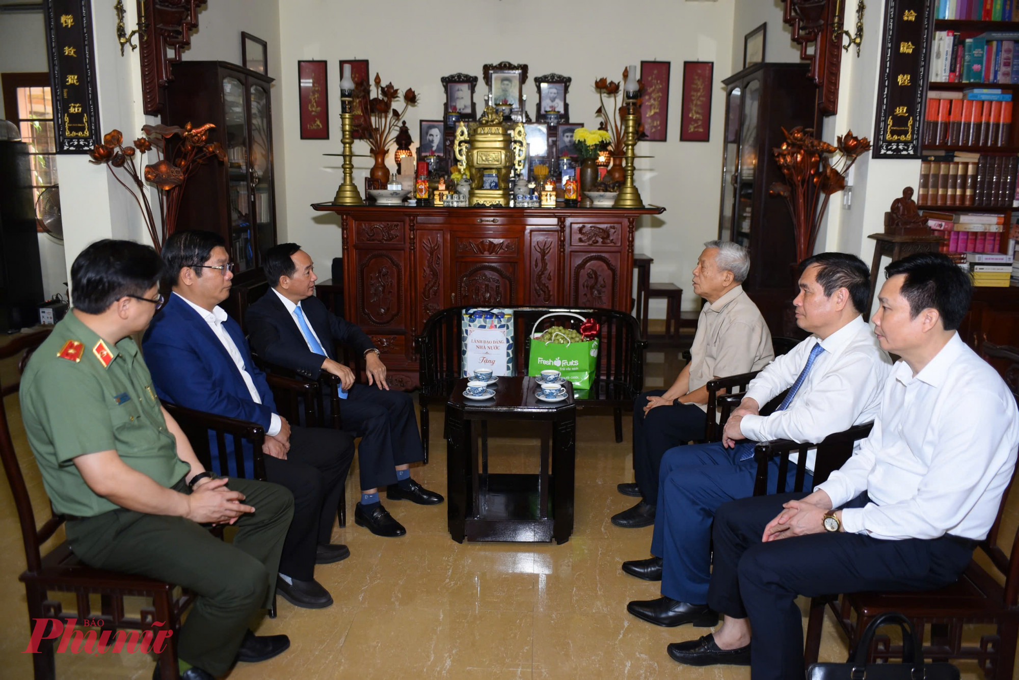 đồng chí Trịnh Văn Quyết, Ủy viên Bộ Chính trị, Bí thư Trung ương Đảng- khỏe đồng chí Nguyễn Khoa Điềm, nguyên Ủy viên Bộ Chính trị, nguyên Trưởng ban Tư tưởng - Văn hóa Trung ương.