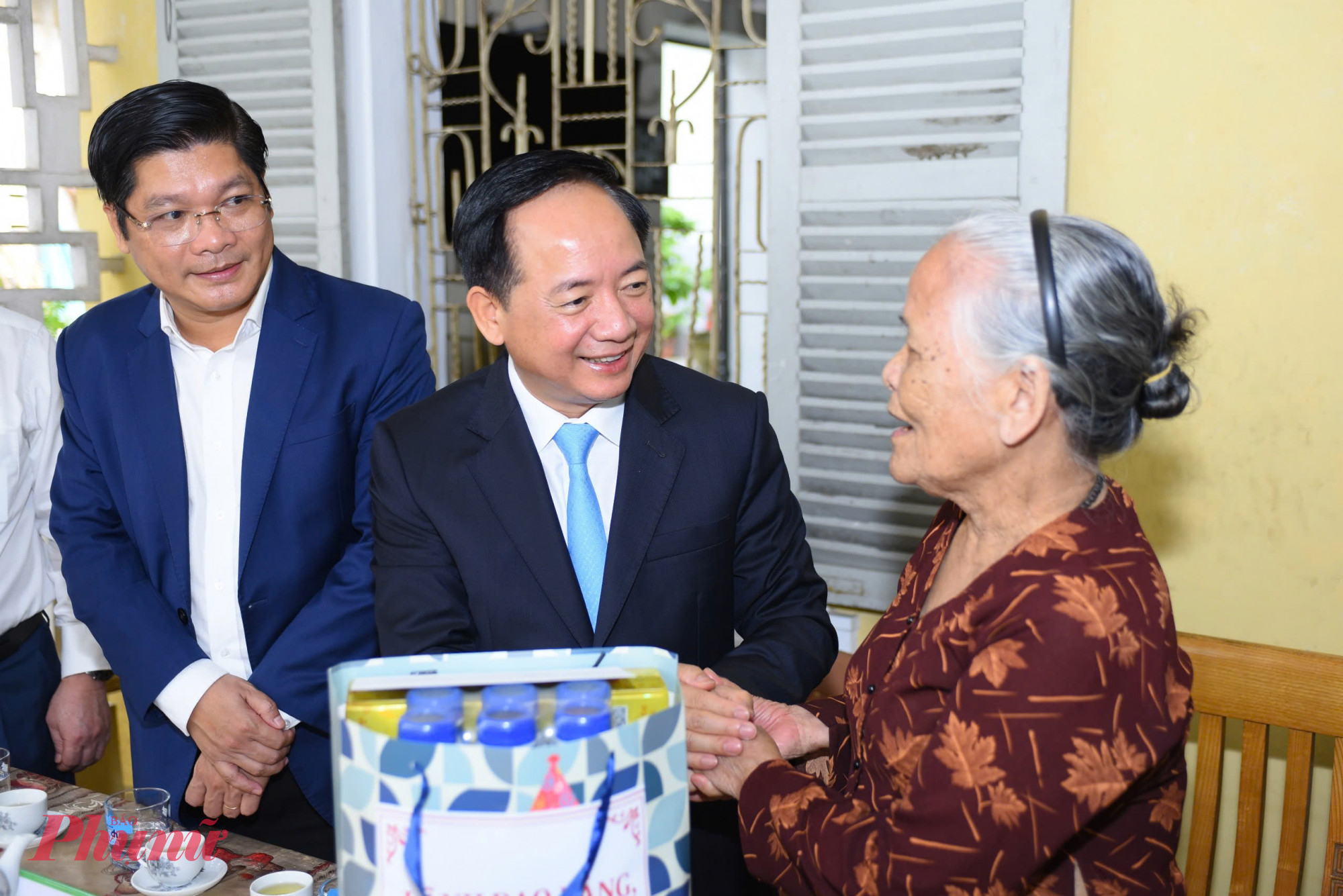 Trưởng ban Tuyên giáo và Dân vận Trung ương Trịnh Văn Quyết đến thăm, tặng quà bà Phan Thị Tịnh (vợ liệt sĩ) đang sinh sống tại phường Vỹ Dạ (TP Huế)