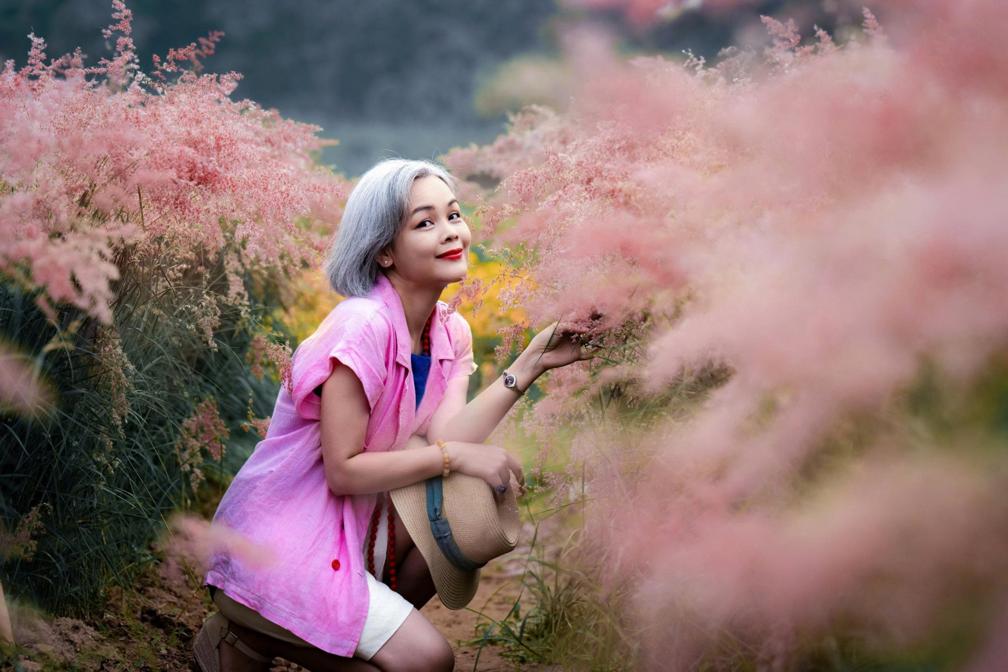 Chị Nguyễn Kim Thoa trẻ trung trong sắc hồng từ chiếc áo và cỏ lau hồng