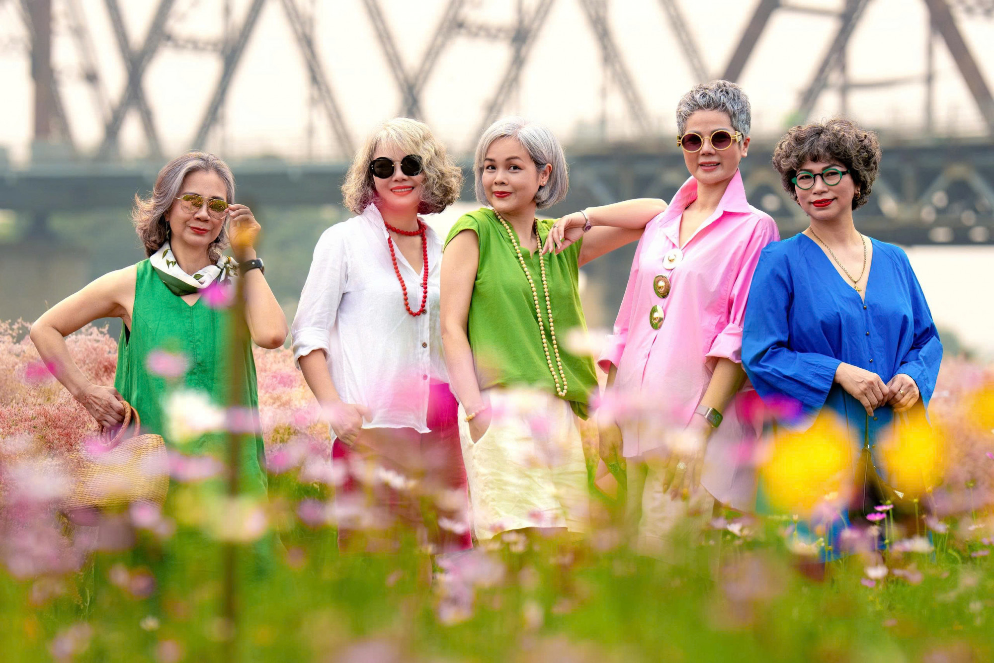 Bộ ảnh thời trang ngay lập tức gây sốt dân mạng vì khí chất của các chị tóc bạc