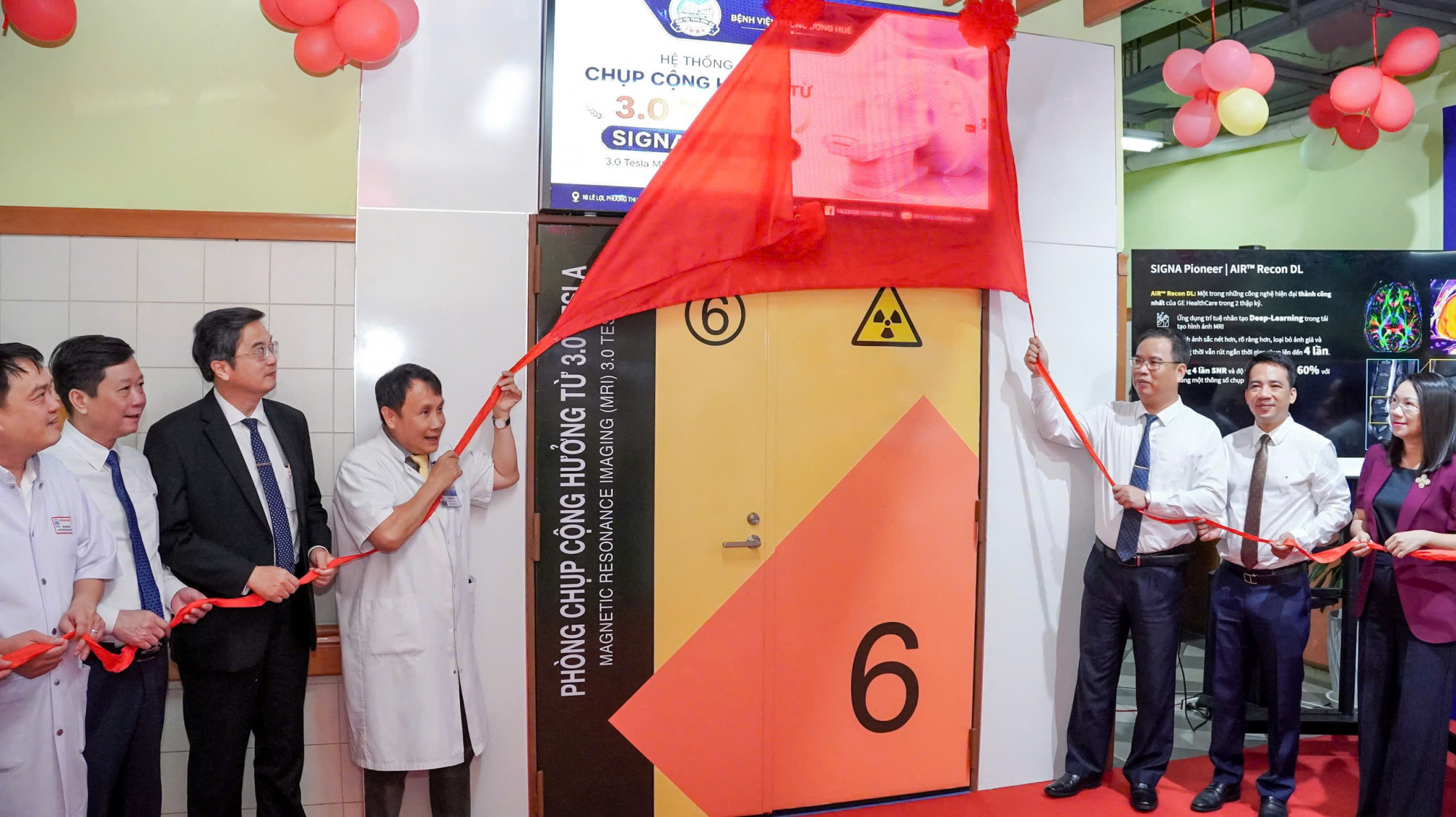 Nghi thức cắt băng đưa vào hoạt động Hệ thống máy cộng hưởng từ 3.0 Tesla - SIGNA 