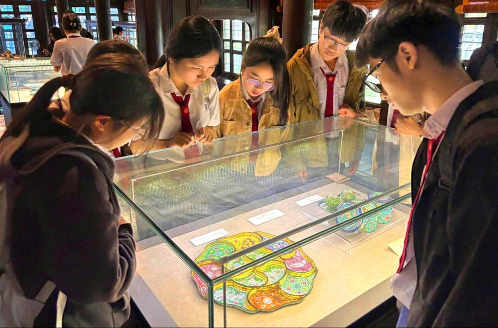 Ngày càng nhiều bạn trẻ đến tham quan tại Bảo tàng Cổ vật cung đình Huế - ẢNH: THUẬN HÓA