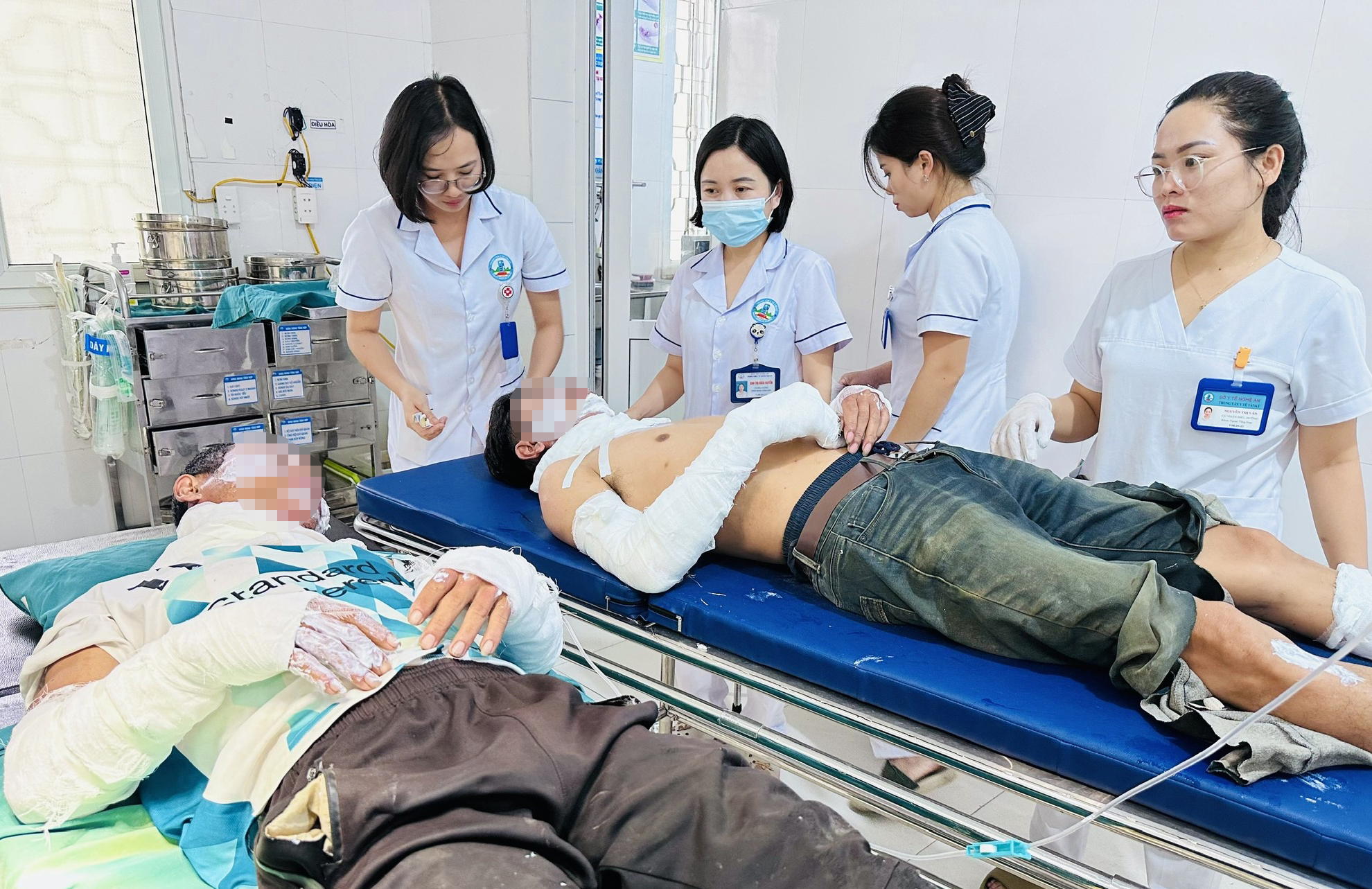 2 người bị bỏng nặng ở vùng đầu, mặt, cổ và tay chân - Ảnh: Khánh Trung