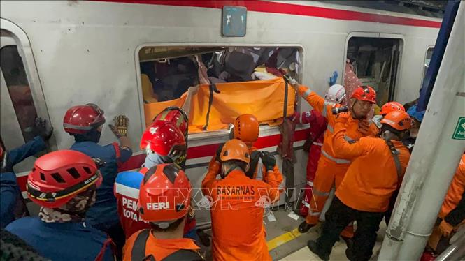 Lực lượng cứu hộ làm nhiệm vụ tại hiện trường vụ tai nạn đường sắt ở Bekasi Timur, cách thủ đô Jakarta, Indonesia khoảng 25km, ngày 27/4/2026 - Ảnh: REUTERS/TTXVN