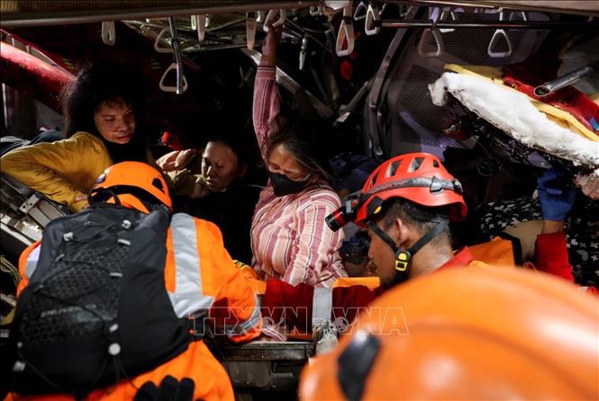 Lực lượng cứu hộ làm nhiệm vụ tại hiện trường vụ tai nạn đường sắt ở Bekasi Timur, cách thủ đô Jakarta, Indonesia khoảng 25km, ngày 27/4/2026 - Ảnh: REUTERS/TTXVN