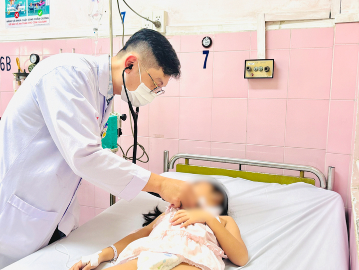 Ngày 7/4, tại Trường Tiểu học Bình Quới Tây, phường Bình Quới cũng xảy ra vụ nghi ngộ độc tập thể khiến nhiều người phải đến bệnh viện khám, điều trị. 