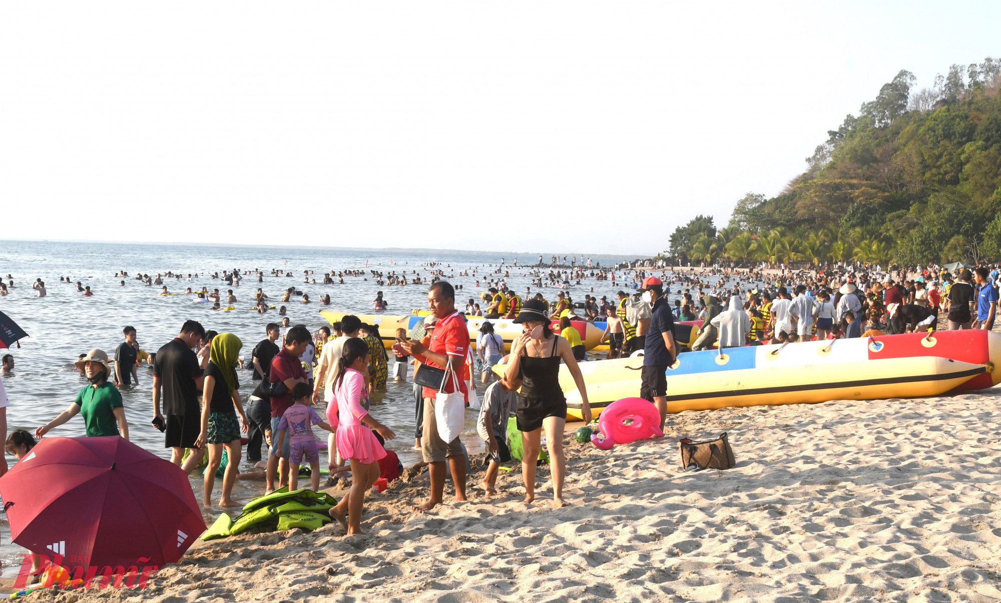 Du khách lựa chọn biển để nghỉ dưỡng - Ảnh HĐ