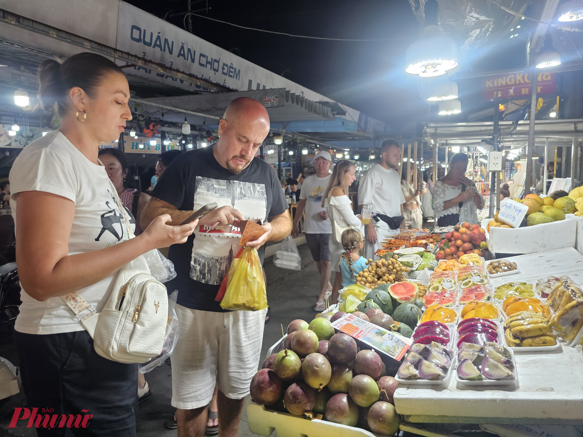 Khách quốc tế đến Phú Quốc tham quan, nghỉ dưỡng - Ảnh Phú Hữu