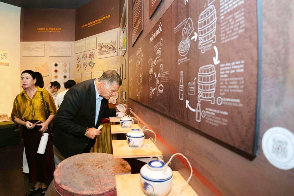 Du khách thích thú khám phá ẩm thực Nam Bộ thời kháng chiến ở Bảo tàng Chứng tích chiến tranh - Nguồn ảnh: Bảo tàng Chứng tích chiến tranh