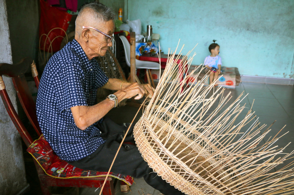 Suốt 40 năm qua, ông Trần Văn Thành vẫn lặng lẽ với nghề làm nôi mây - ẢNH: NGỌC MINH