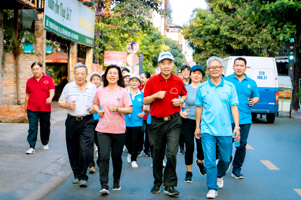 Bà Trương Lê Mỹ Ngọc (hàng đầu, thứ ba từ phải qua) - Bí thư Đảng ủy phường Tân Sơn Hòa - cùng người dân tham gia sự kiện  “Chạy bộ vì sức khỏe toàn dân, vì an ninh Tổ quốc” năm 2026