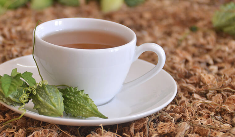 2. Trà Mướp Đắng (Khổ Qua) Rừng Nguyên liệu: Mướp đắng rừng (khô hoặc tươi), cam thảo, lá dứa.  Thực hiện: Mướp đắng rửa sạch, thái lát mỏng. Nếu dùng tươi, nên sao vàng trên chảo đến khi dậy mùi thơm để giảm vị hăng. Cho mướp đắng và cam thảo vào nồi, đun sôi với nước trong khoảng 15-20 phút ở lửa nhỏ để dưỡng chất tiết ra hết. Đặc điểm: Nước trà có vị đắng thanh đặc trưng, ngọt hậu nhờ cam thảo, giúp giải độc gan và giảm mụn nhọt hiệu quả.Lưu ý: Không nên uống quá nhiều khi bụng đói vì mướp đắng có thể làm hạ đường huyết. Những người huyết áp thấp nên thêm vài lát gừng để cân bằng.