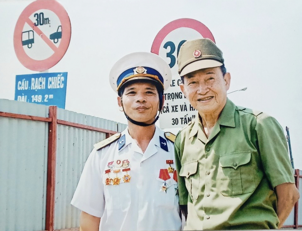 Đại tá Nguyễn Văn Tàu  (bí danh Tư Cang, bìa phải) -  Anh hùng Lực lượng vũ trang nhân dân  và trung úy Nguyễn Đức Thọ thăm lại  chiến trường xưa tại cầu Rạch Chiếc  - Ảnh do nhân vật cung cấp 