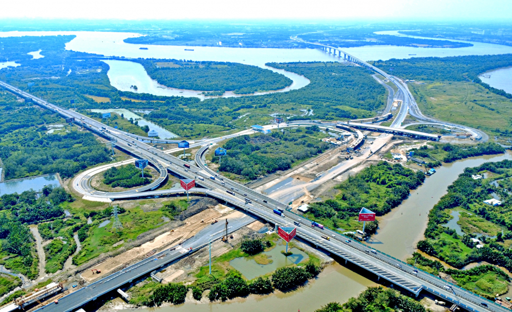 Nút giao đường cao tốc TPHCM - Long Thành với đường Vành Đai 3 tạo thuận lợi cho việc liên kết giữa TPHCM với các vùng kinh tế trọng điểm phía Nam ẢNH: TỨ QUÝ