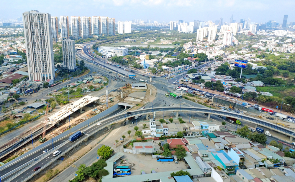 Xây dựng hầm chui và cầu vượt tại nút giao An Phú là dự án hạ tầng góp phần phát triển kinh tế, giải quyết nạn kẹt xe ở TPHCM - ẢNH: TỨ QUÝ