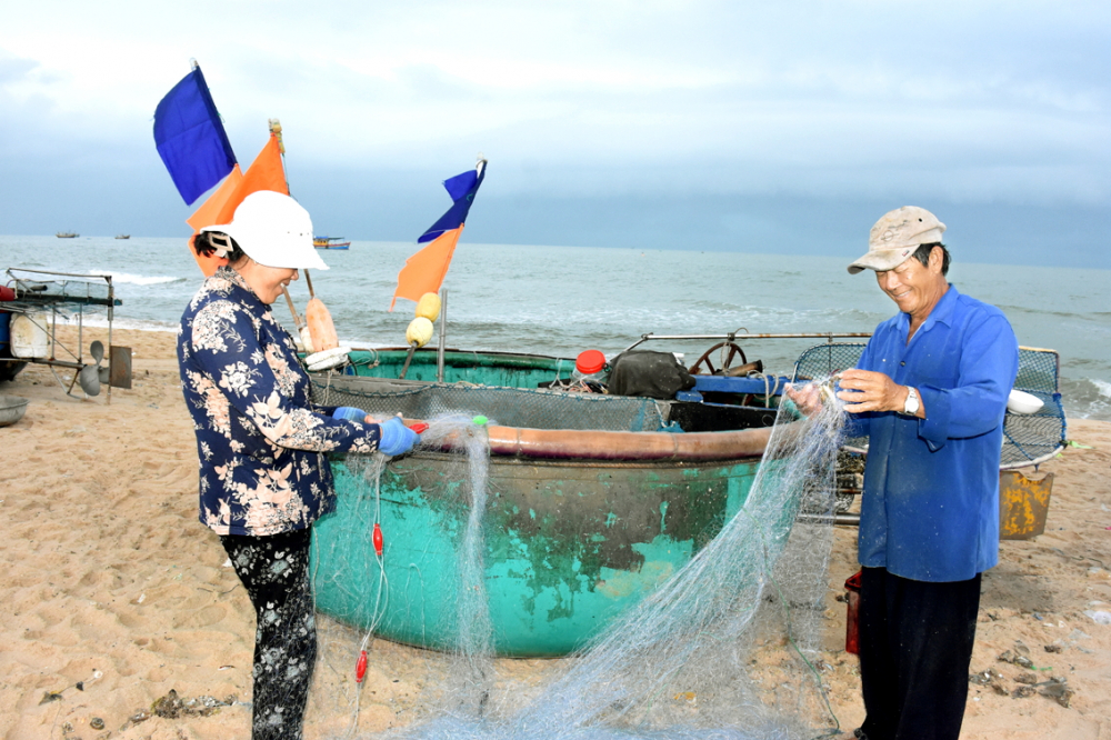 Phụ nữ làng chài Phước Hải cùng chồng bám biển mưu sinh