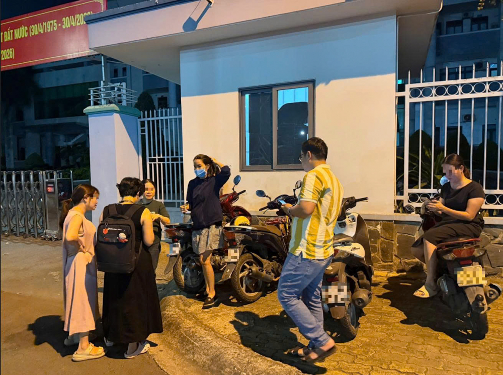 Cư dân chờ đợi kết quả làm việc giữa các bên tại trụ sở UBND phường Dĩ An khuya 21/4. Ảnh: Cư dân cung cấp