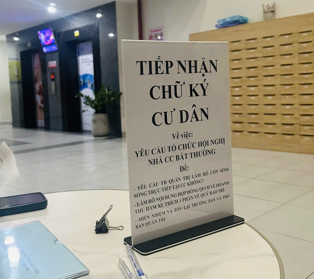 Cư dân Bcons Garden tiếp tục nhận chữ ký cư dân để đủ điều kiện tổ chức Hội nghị Nhà chung cư bất thời, bầu lại BQT mới. Ảnh: Cư dân cung cấp.