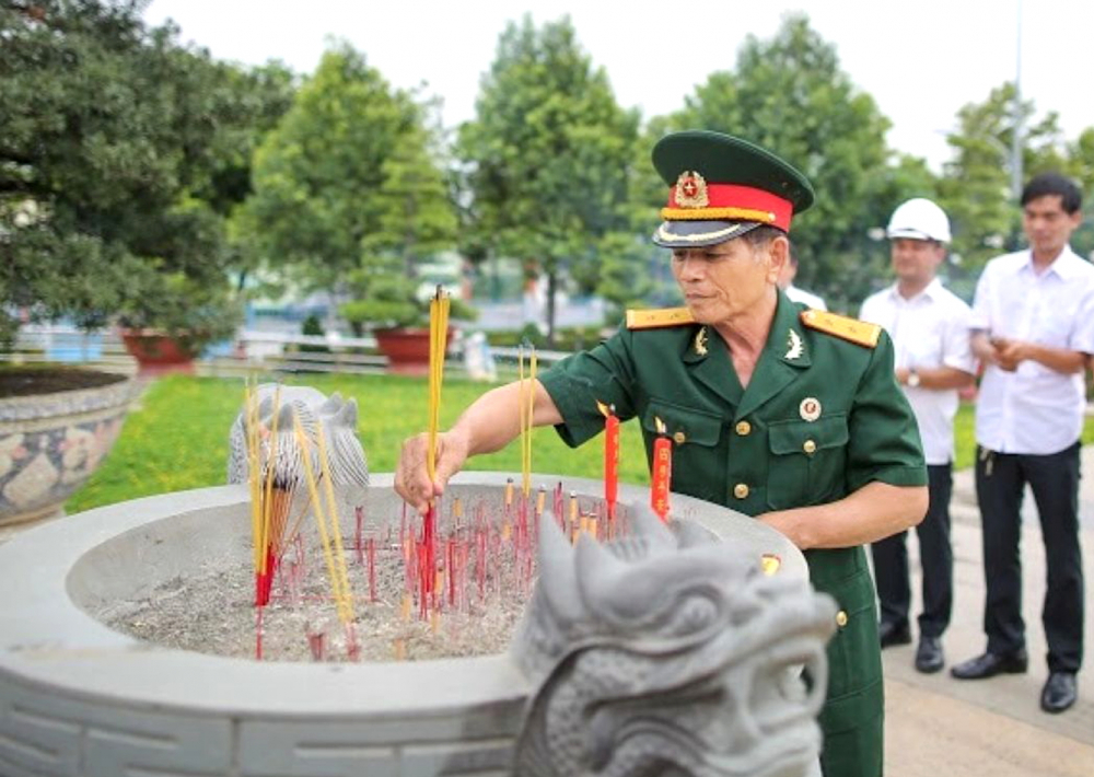 Trung úy Nguyễn Đức Thọ thăm lại chiến trường xưa tại cầu Rạch Chiếc - Ảnh do nhân vật cung cấp