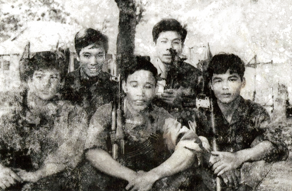 Ông Nguyễn Đức Thọ (bìa trái) và các chiến sĩ Z23, Lữ đoàn 316 trong trận đánh cầu Rạch Chiếc sáng 30/4/1975, khi quân ta tiến vào giải phóng Sài Gòn - Ảnh do nhân vật cung cấp 
