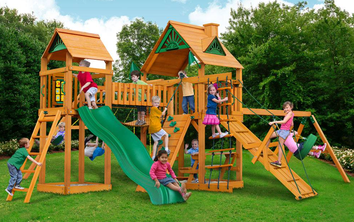 Ngay cả khi không có một cái cây nào ở sân sau, bạn vẫn có thể giữ cho cuộc vui tiếp diễn. Hãy xây một ngôi nhà chơi chắc chắn và trang bị những tiện nghi thú vị. Đứa trẻ nào mà không thích xích đu, cầu trượt, thang leo và tường leo của ngôi nhà chơi tuyệt vời này ở sân sau chứ? Nhà chơi là ý tưởng sân sau tốt nhất dành cho trẻ em, giúp chúng tận hưởng trọn vẹn sự hào hứng của tuổi thơ. Nguồn ảnh: Home Depot.