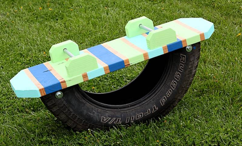 Sân sau nhà bạn khá nhỏ và lại có trẻ nhỏ? Hãy cho chúng chơi bập bênh mini để chúng tha hồ reo hò thích thú. Bạn có thể tự làm một cái đòn bẩy và điểm tựa đơn giản từ những tấm ván gỗ. Hoặc bạn có thể tự chế chiếc bập bênh từ lốp xe cũ. Tất cả những gì bạn cần là một chiếc lốp xe cũ, một tấm ván gỗ vụn, một ít ống nước, bu lông và ốc vít. Thêm một chút sơn mới sẽ biến đây thành một trong những ý tưởng sân chơi tuyệt vời nhất dành cho trẻ em. Nguồn ảnh: Home Depot.