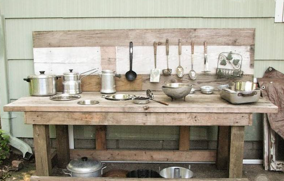 Các bé gái (và cả các bé trai) đều có thể thích thú với trò chơi đóng vai gia đình nếu bạn dành cho chúng thời gian – hoặc nguồn lực. Thay vì để chúng học các trò chơi mô phỏng trên màn hình máy tính, hãy cho chúng ra ngoài chơi với những vật dụng thực tế. Ví dụ, quầy gỗ nhà bếp này là một trong những ý tưởng sân sau tuyệt vời nhất dành cho trẻ em. Với đầy đủ nồi, chảo và các dụng cụ nhà bếp khác, trẻ em có thể thỏa sức chơi trò chơi đóng vai, giúp chúng bận rộn hàng giờ… và có thể khơi dậy niềm yêu thích nấu nướng thực sự của chúng. Nguồn ảnh: prodigalpieces.