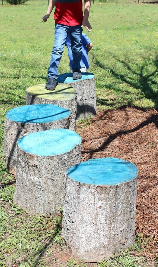 Kê đặt những khúc cây này là một cách thú vị để rèn luyện kỹ năng vận động thô của trẻ. Vì vậy, nếu bạn có thể kiếm được vài thân cây, hãy sơn chúng bằng những màu sắc tươi sáng để con bạn nhảy qua. Nguồn ảnh: frogsandsnailsandpuppydogtail.com.