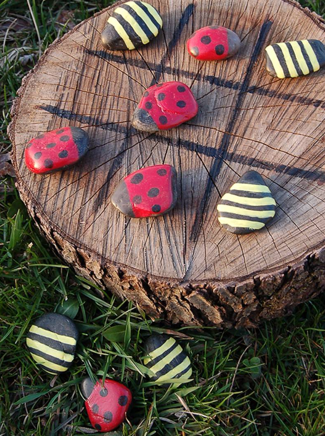 Đây là một món đồ chơi gợi nhớ tuổi thơ khác mà bạn có thể chia sẻ với con nhỏ của mình. Bạn có thể mang trò chơi cờ caro cổ điển ra vườn với một chút biến tấu đầy màu sắc. Những viên đá hình côn trùng ngộ nghĩnh trên gốc cây chắc chắn sẽ mang lại nhiều tiếng cười cho mọi người. Hãy để trẻ khám phá những trò chơi trí tuệ, thay vì học từ màn hình điện thoại với những ý tưởng tuyệt vời cho sân vườn sau nhà. Nguồn ảnh: chickenscratchny.com.