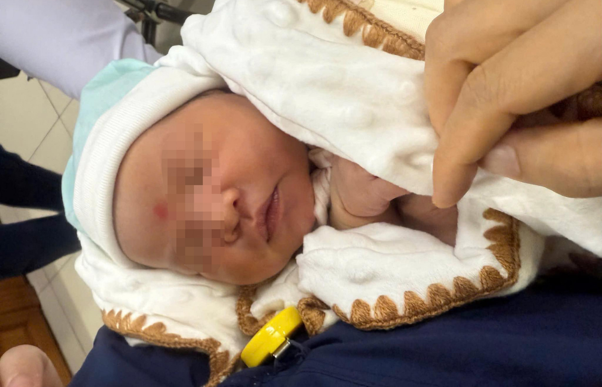 Bé gái tạm thời được giao cho các bác sĩ tại Bệnh viện Hữu nghị đa khoa Nghệ An chăm sóc - Ảnh: Khánh Trung