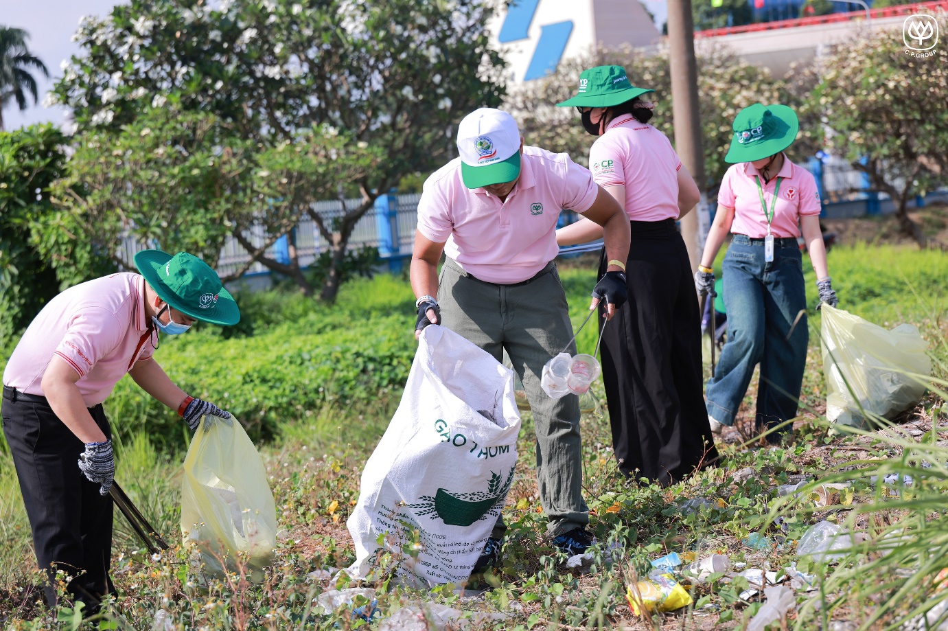 Các tình nguyện viên C.P. Việt Nam thu gom rác trên các tuyến đường gần trụ sở công ty tại Đồng Nai - Ảnh: A.Q