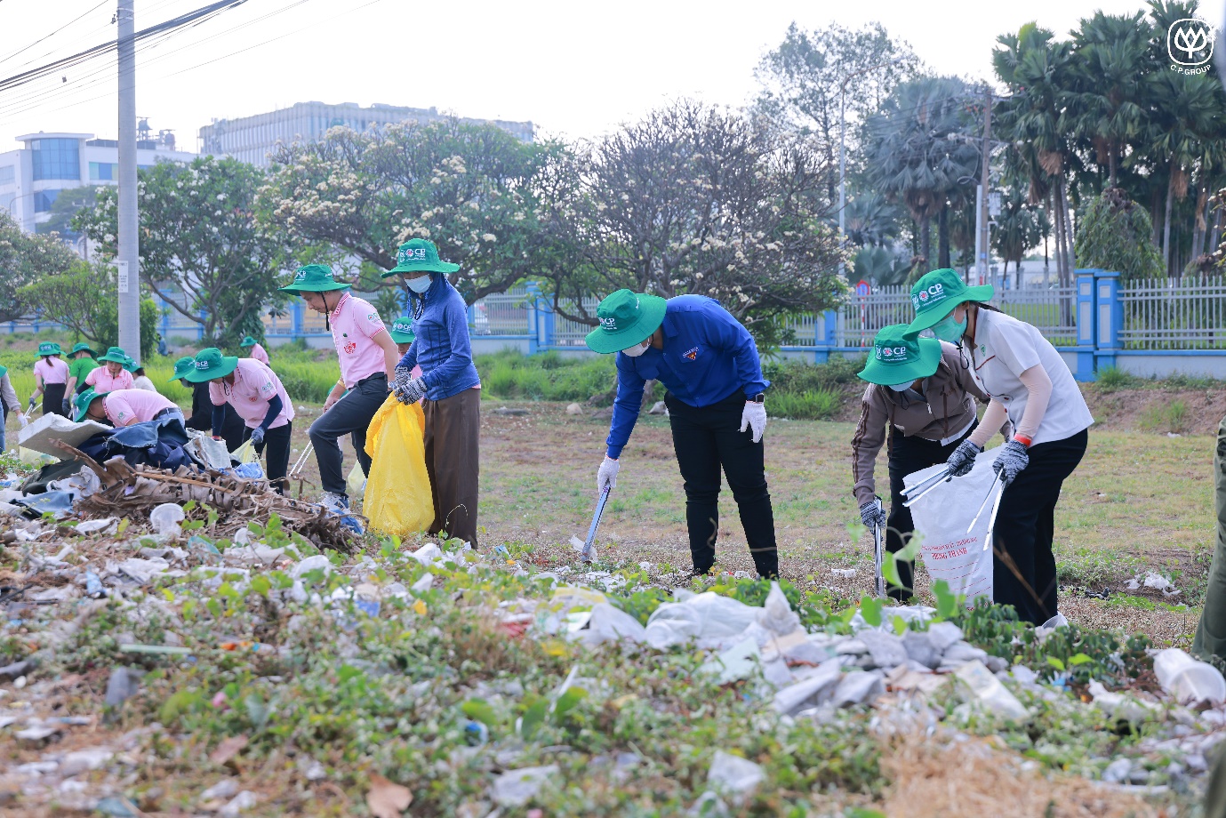 Việc thu gom rác nhằm chung tay làm sạch tuyến đường, hướng tới môi trường xanh sạch - Ảnh: A.Q