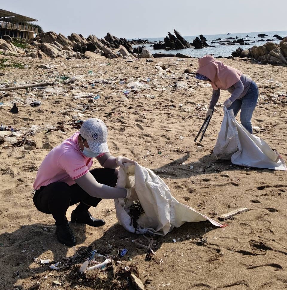 Nhân viên C.P. Việt Nam và người dân địa phương làm sạch khu vực ven biển trong tuần lễ hưởng ứng Ngày Trái Đất - Ảnh: A.Q
