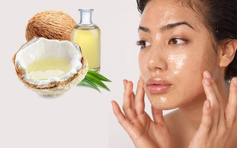 Mặt nạ Dầu dừa (hoặc Dầu Ô-liu) nguyên chất Trong gian bếp của các homestay hay resort luôn sẵn có dầu thực vật. Đây là những loại kem dưỡng phục hồi cấp tốc nhờ hàm lượng Vitamin E và axit béo dồi dào.  Thực hiện: Sau khi rửa mặt sạch bằng nước mát, thoa một lớp mỏng dầu dừa hoặc dầu ô-liu lên vùng da đỏ rát. Massage nhẹ nhàng để thấm thấu và không cần rửa lại ngay nếu da bạn quá khô.  Tại sao không lo bắt nắng: Các loại dầu này có khả năng làm dịu tình trạng viêm da cơ học. Chúng đóng vai trò như một lớp khiên giữ nước, ngăn chặn tình trạng da bị mất nước xuyên biểu bì khi bạn tiếp tục di chuyển dưới nắng