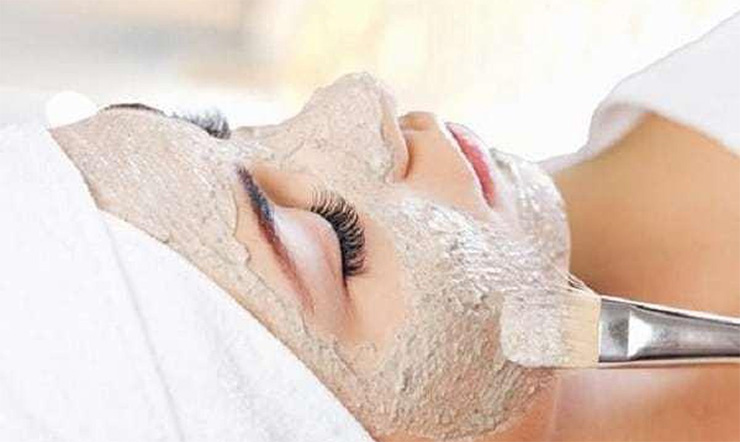 Bột yến mạch: Vỗ về làn da kích ứng Yến mạch chứa nhóm chất Avenanthramides có khả năng chống oxy hóa và kháng viêm mạnh mẽ. Đây là lựa chọn an toàn nhất cho làn da nhạy cảm hoặc đang bị ngứa, châm chích dữ dội do nắng.  Thực hiện: Trộn bột yến mạch với nước mát (hoặc sữa tươi) tạo thành hỗn hợp sệt rồi đắp lên da.  Điểm cộng: Khả năng làm dịu những vết mẩn đỏ do dị ứng thời tiết hoặc cháy nắng cực kỳ hiệu quả.