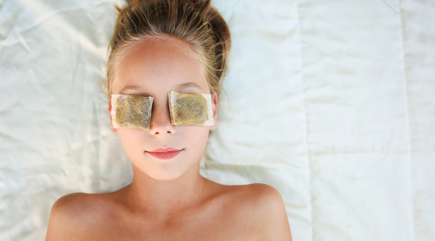 Trà xanh: Phục hồi từ sâu bên trong Hoạt chất Catechin và Tannin có trong lá trà xanh (hoặc trà túi lọc) là khắc tinh của tác hại do tia UV gây ra. Chúng giúp làm dịu các mao mạch bị giãn nở dưới da, từ đó giảm tình trạng da bị đỏ sậm sau khi đi nắng.  Cách làm: Pha một ấm trà đậm, để thật nguội (hoặc thêm đá để nước trà mát lạnh). Dùng khăn sạch thấm nước trà đắp lên vùng da bị tổn thương. Với vùng mắt bị quầng thâm hay sưng do nắng, việc đắp hai túi trà đã qua sử dụng (đã làm lạnh) là cách phục hồi thần tốc nhất.