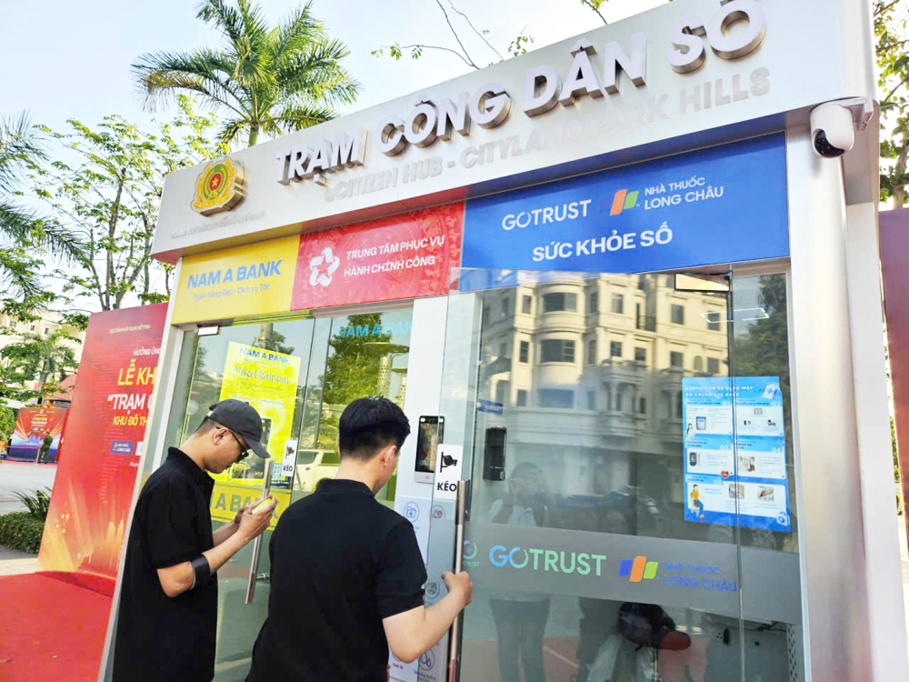 Trạm Công dân số đặt tại khu đô thị Cityland Park Hills (phường Gò Vấp) giúp người dân sử dụng các tính năng số, khám sức khỏe tại chỗ