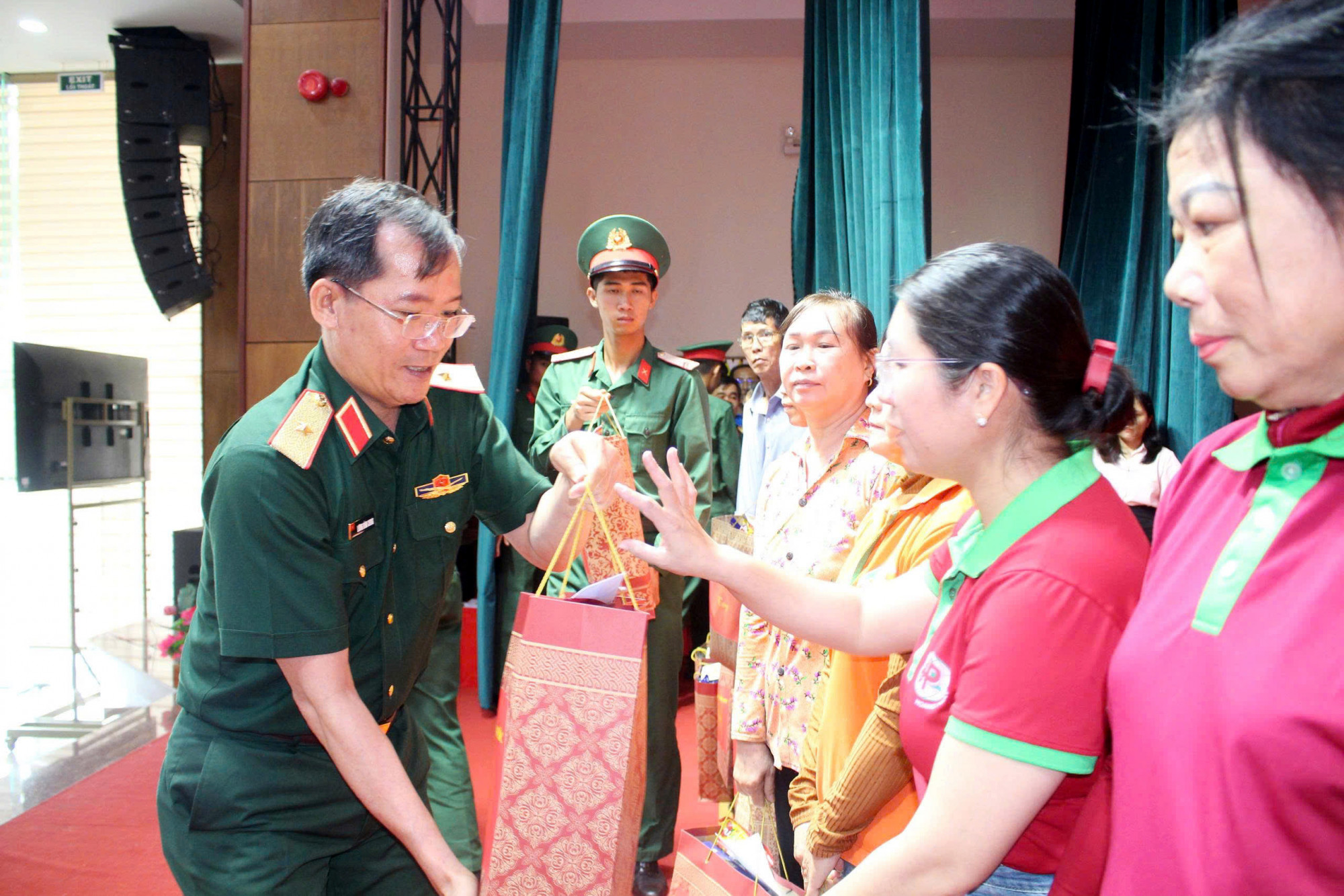 Thiếu tướng Lương Đình Chung - Bí thư Đảng uỷ, Chính ủy Quân khu 5 - tặng quà  các đối tượng chính sách, người lao động trên địa bàn