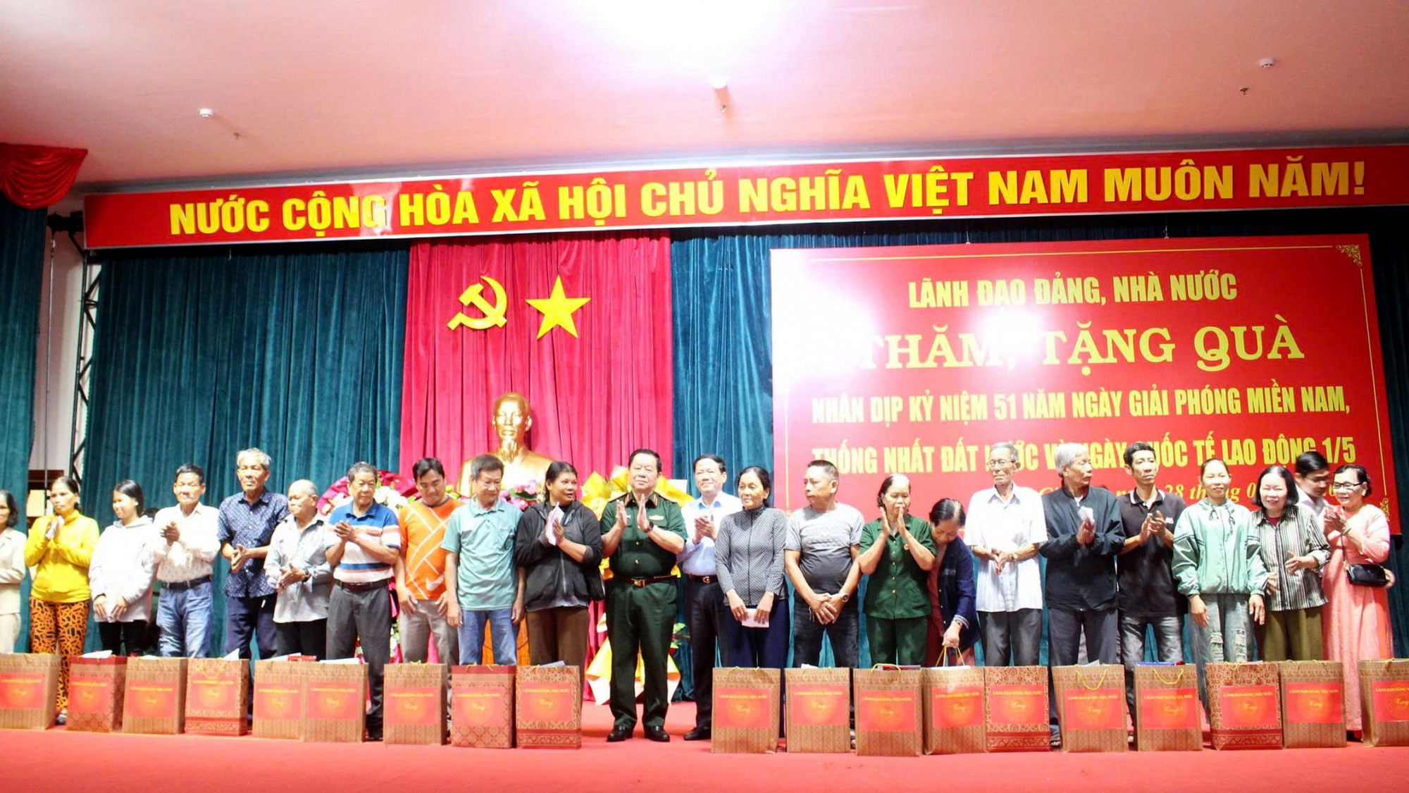 Đại tướng Nguyễn Trọng Nghĩa tặng quà  các đối tượng chính sách, người lao động trên địa bàn tỉnh Gia Lai.