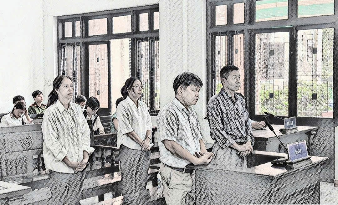 4 bị cáo Hoàng Văn Đức (SN 1970), Trần Thị Kim Xinh (SN 1978), Lê Nguyễn Thị Loan (SN 1968) và Hà Thúc Nhật (SN 1983) về tội “Lợi dụng chức vụ, quyền hạn trong khi thi hành công vụ” tại Trung tâm Kiểm soát bệnh tật (CDC) Huế.