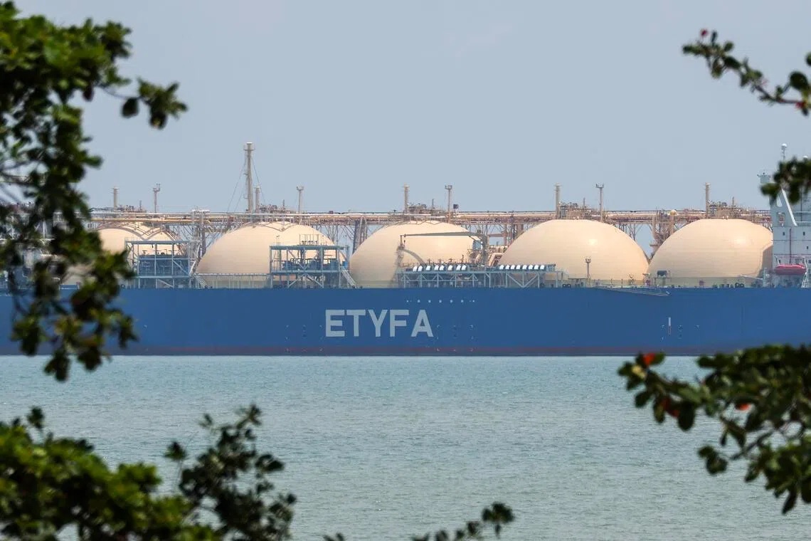 Một tàu chở khí tự nhiên hóa lỏng đi qua eo biển Malacca vào ngày 15/4 - Ảnh: EPA