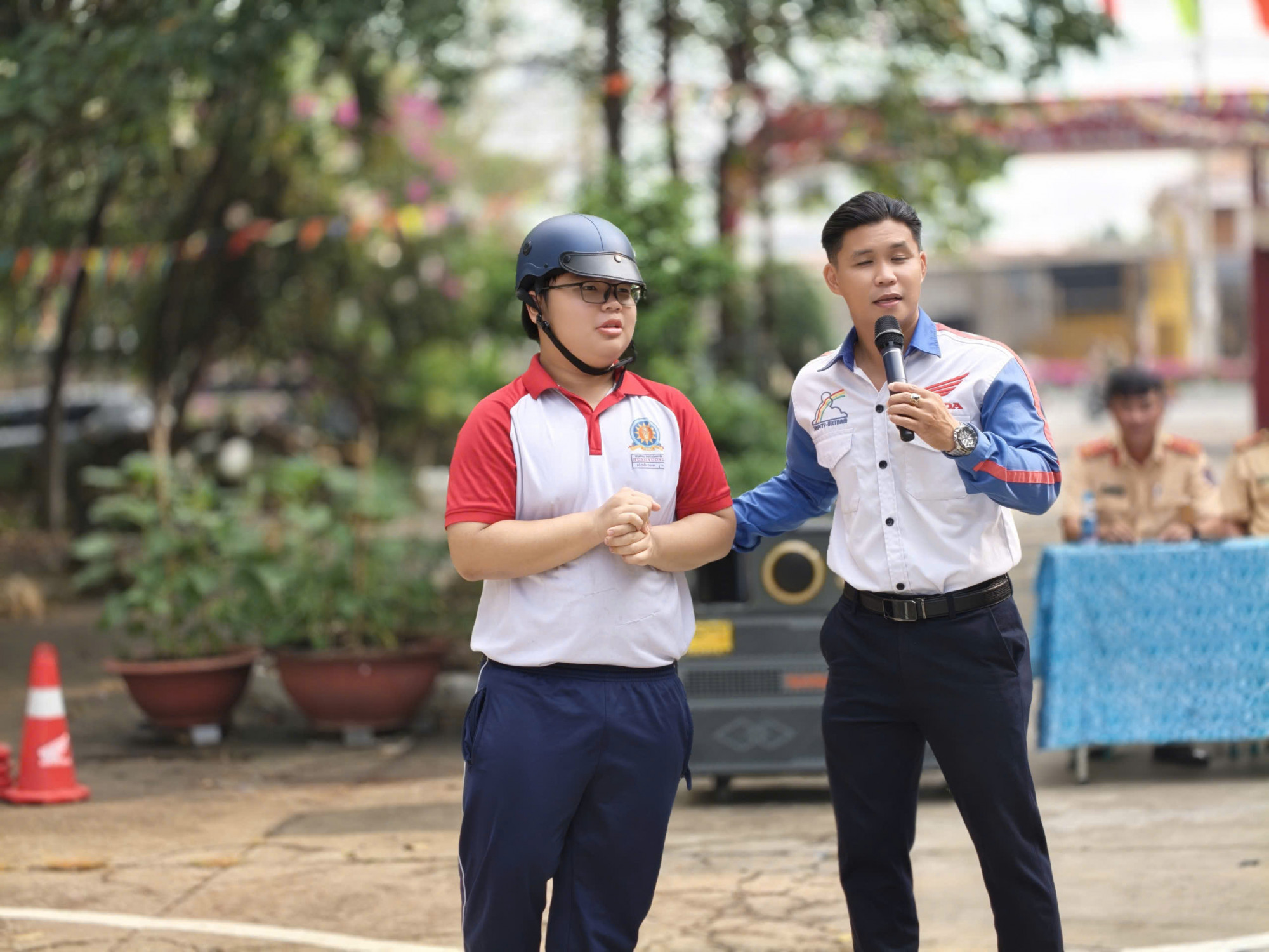 Các học sinh được hướng dẫn, tuyên truyền các kỹ năng lái xe. Ảnh: M.M.