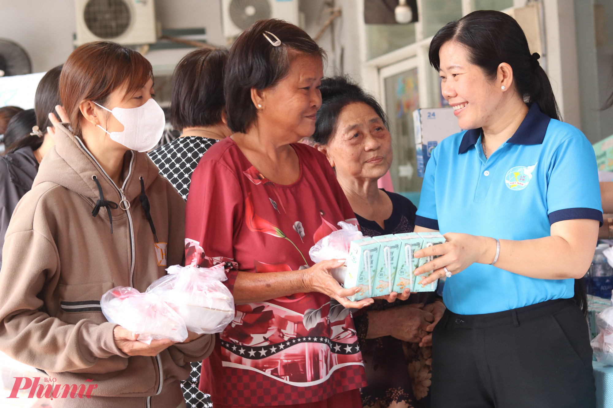 Bà Phạm Thị Mộng Hằng – Phó chủ tịch thường trực Ủy ban MTTQ Việt Nam phường Tân Thới Hiệp, Chủ tịch Hội LHPN phường – tham dự chương trình và trao những suất ăn do chi hội chuẩn bị cho các chị, các em có hoàn cảnh khó khăn - Ảnh: Thảo Nguyên