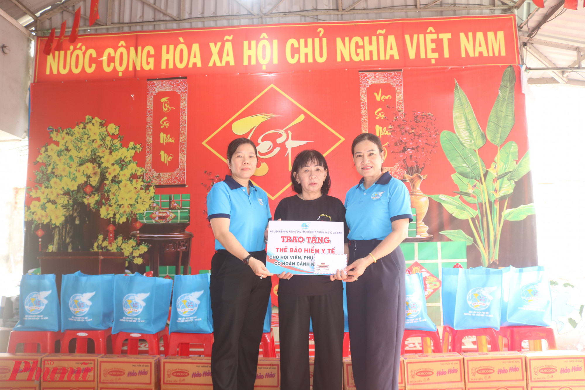 Chị Dương Thị Nết (giữa) xúc động trước sự quan tâm, hỗ trợ kịp thời của Chi hội Phụ nữ khu phố 38, nơi chị đang ở trọ  - Ảnh: Thảo Nguyên