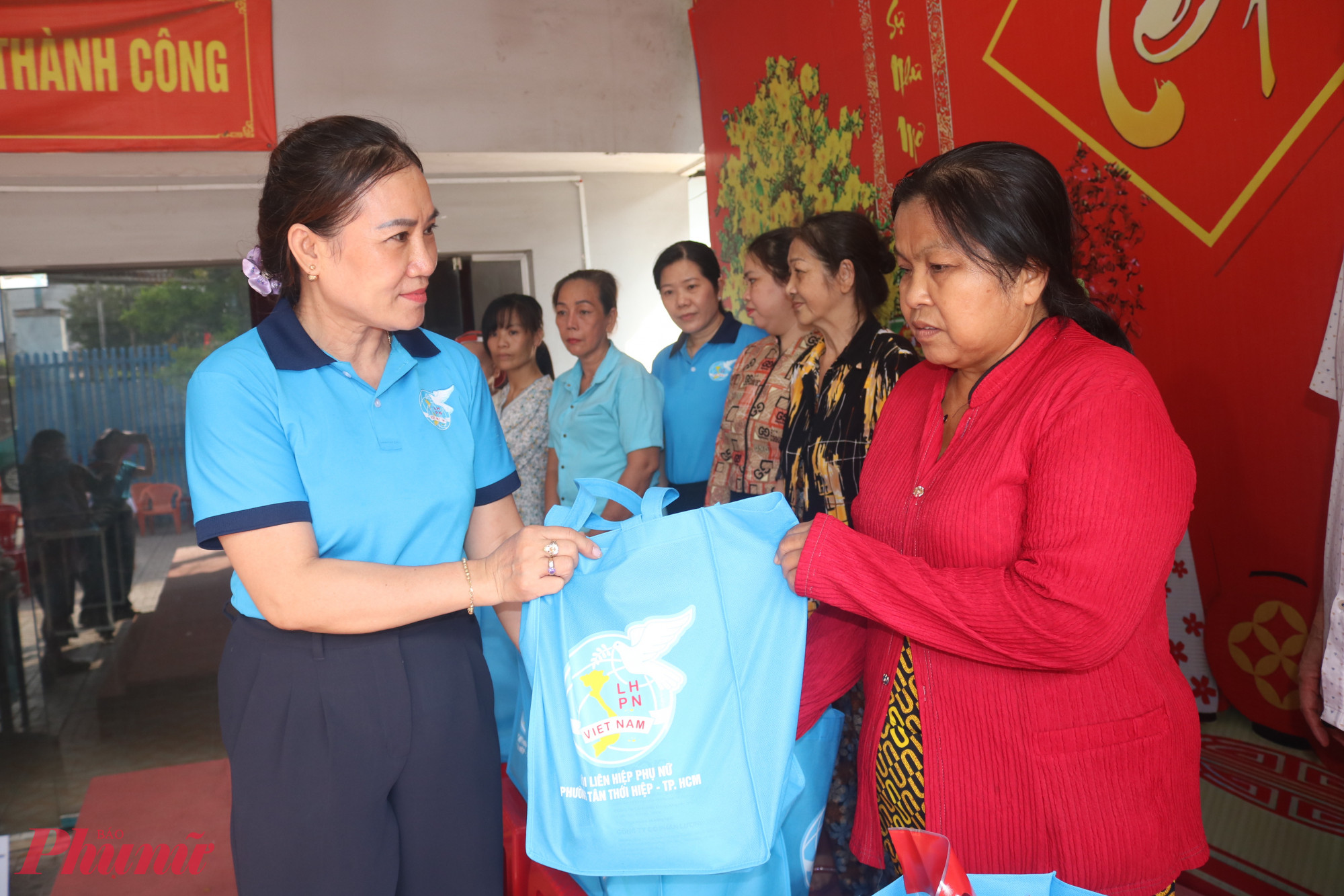 Chị Nguyễn Thị Hồng Vân – Chi hội trưởng Chi hội Phụ nữ khu phố 38, phường Tân Thới Hiệp – trao quà đến các chị em có hoàn cảnh khó khăn - Ảnh: Thảo Nguyên