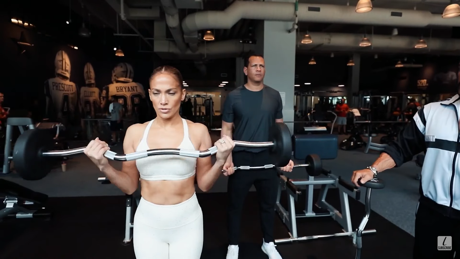 Việc chăm chỉ rèn luyện trong thời gian dài giúp J.Lo có được vóc dáng đáng ngưỡng mộ  - Ảnh: Sole