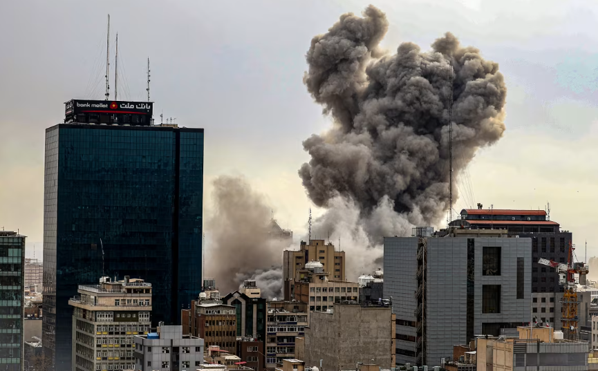 Một đám khói bốc lên trên một khu thương mại ở Tehran sau một cuộc không kích vào ngày 2 tháng 3. Hình ảnh Getty