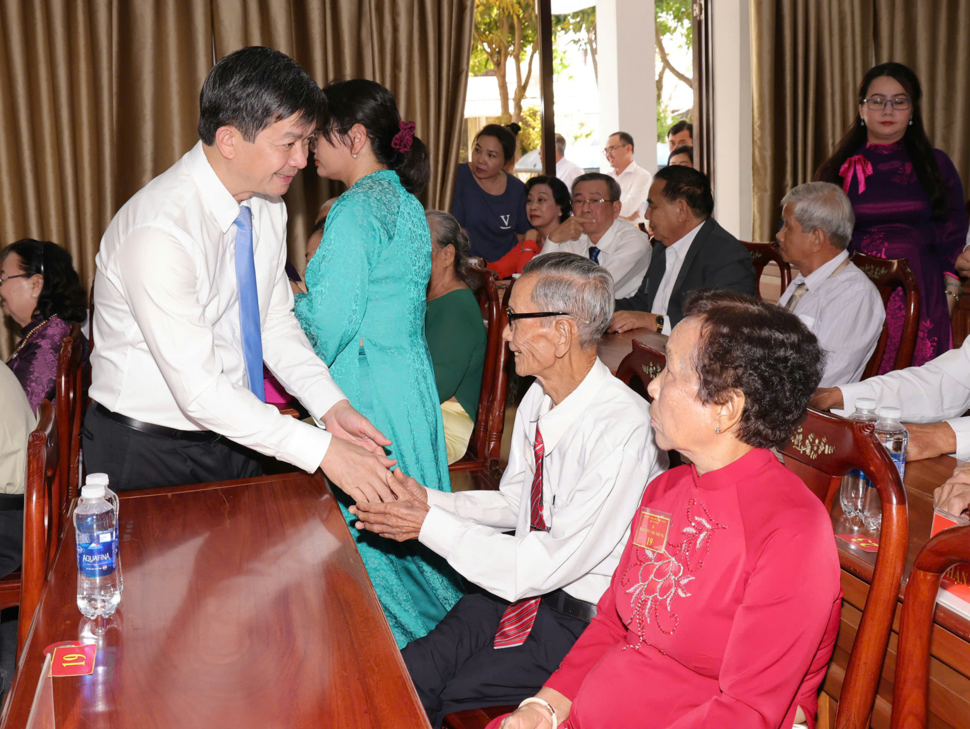 Ông Lê Quang Tùng - Ủy viên Trung ương Đảng, Bí thư Thành ủy Cần Thơ, thăm hỏi các đại biệu tham dự họp mặt... Ảnh: Trung Phạm