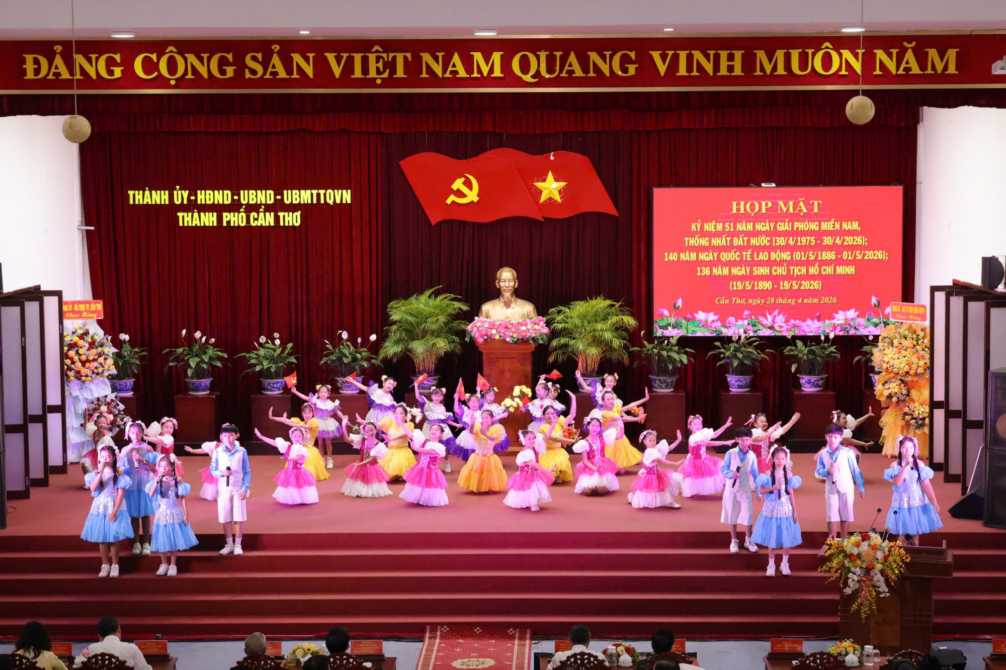 Các tiết mục văn nghệ chào mừng buổi họp mặt... Ảnh: Trung Phạm